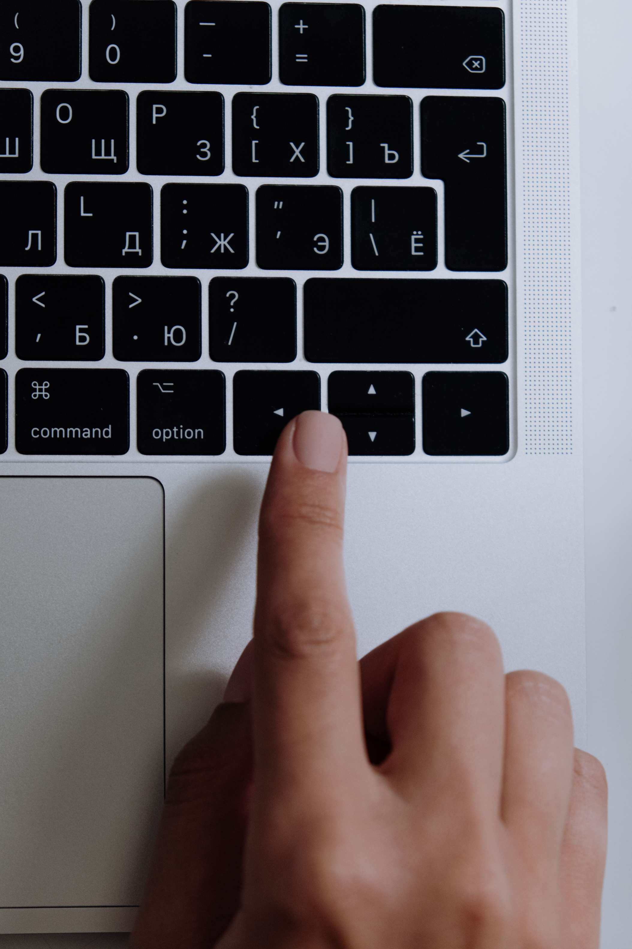 Hände tippen auf einer Laptop-Tastatur