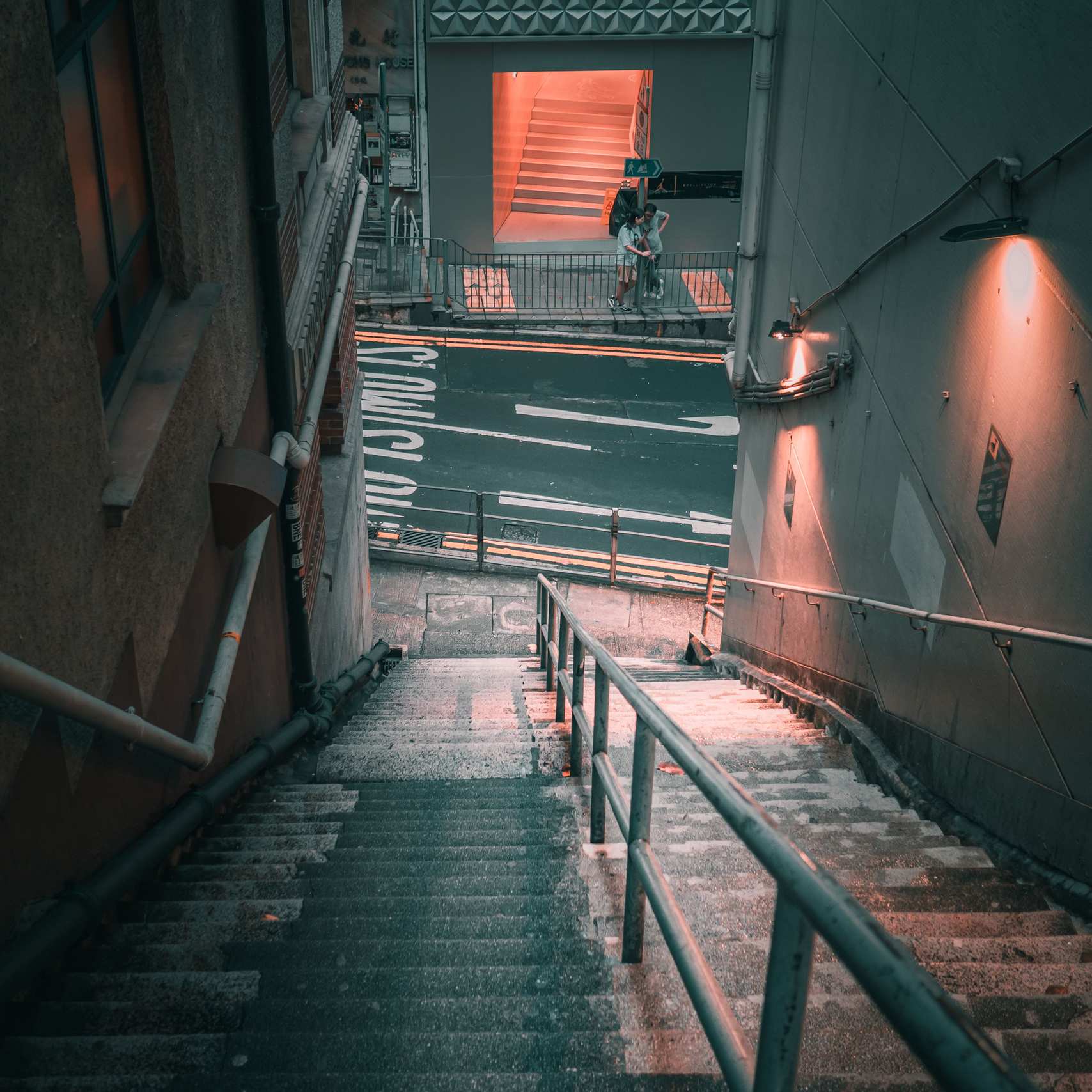 Bürogebäude an einer Straße